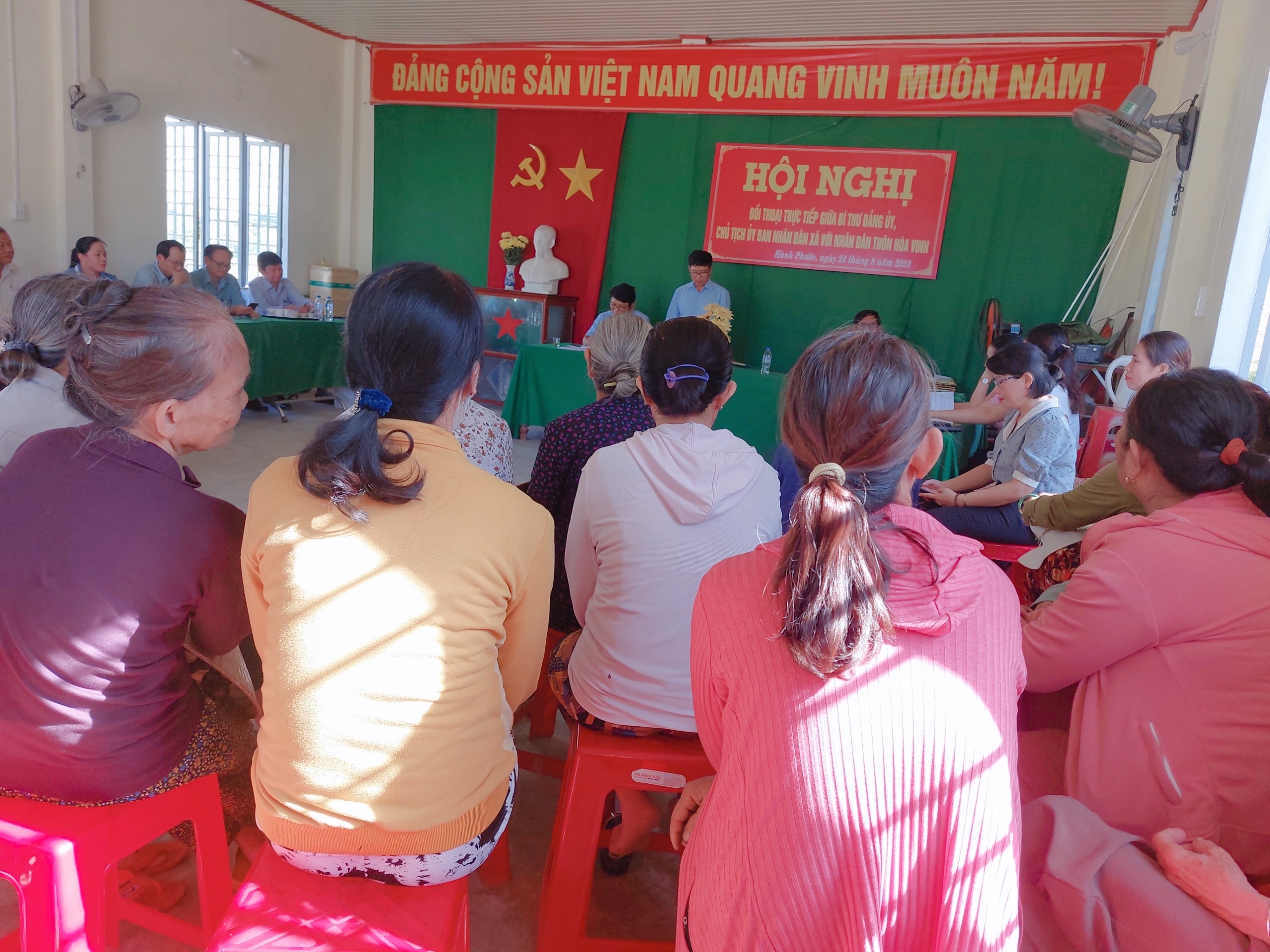 Bí thư Đảng ủy, Chủ tịch Uỷ ban nhân dân xã Hành Phước đối thoại trực tiếp với Nhân dân thôn Hòa Vinh